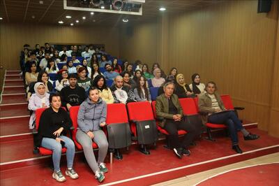 Çizgi Roman Sanatçısı Alp İZ Fakültemizde "Risografinin Fanzin Üretiminde Kullanımı ve Güncel Örnekleri" üzerine bir sunum ve workshop etkinliği düzenledi..